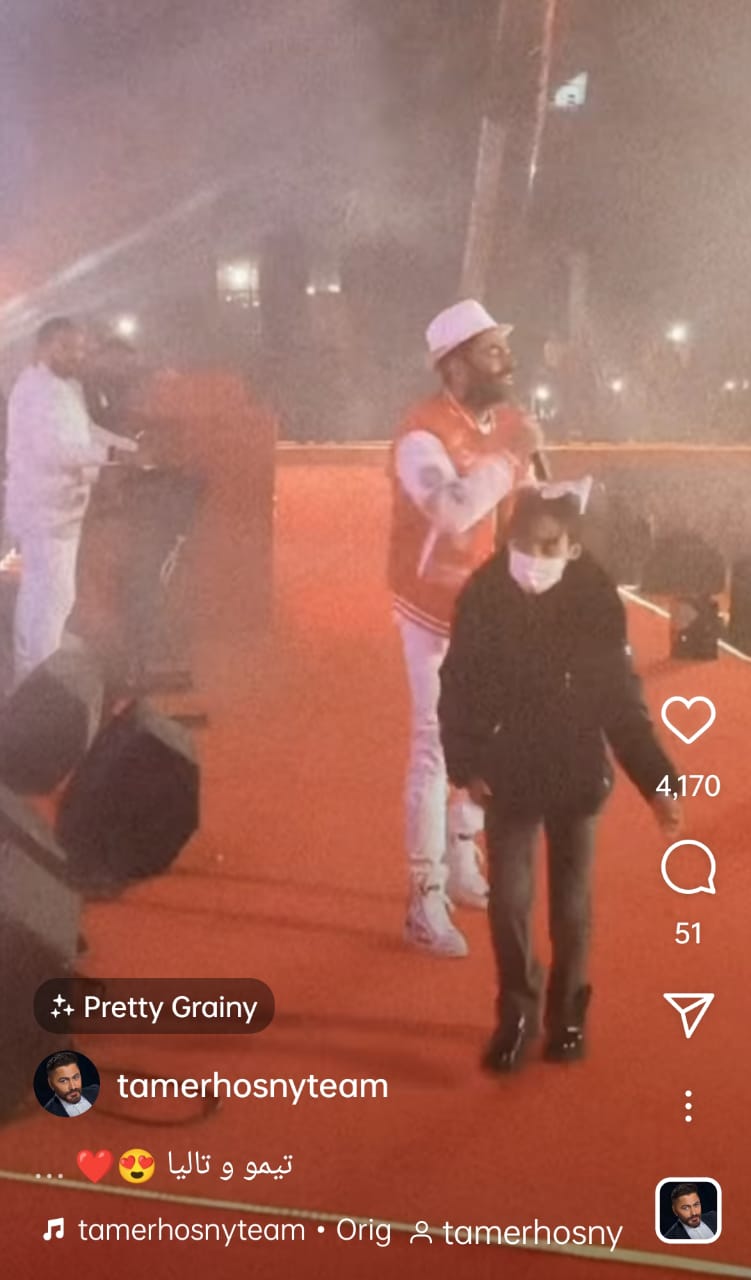 تاليا ابنة تامر حسني ترقص مع والدها على المسرح